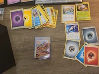 Pokémon collectie met vele kaarten en accessoires van pokémon + zeldzame japanse eevee kaart - afbeelding 16 van  22