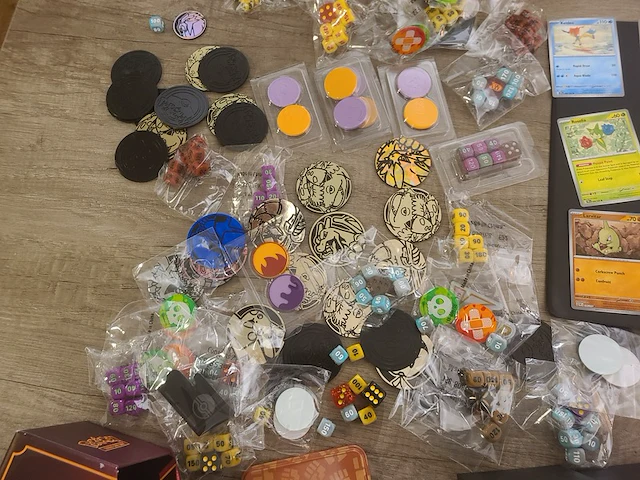Pokémon collectie met vele kaarten en accessoires van pokémon + zeldzame japanse eevee kaart - afbeelding 17 van  22