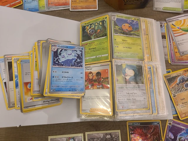 Pokémon verzameling met o.a. oude kaarten en gevulde map + accessoires - afbeelding 2 van  39