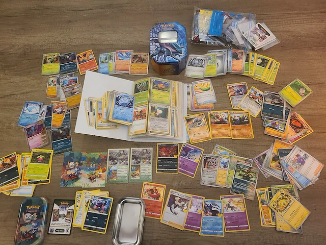 Pokémon verzameling met o.a. oude kaarten en gevulde map + accessoires - afbeelding 1 van  39