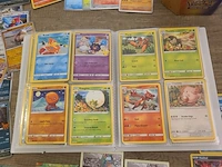 Pokémon verzameling met o.a. oude kaarten en gevulde map + accessoires - afbeelding 18 van  39