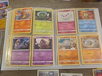 Pokémon verzameling met o.a. oude kaarten en gevulde map + accessoires - afbeelding 19 van  39