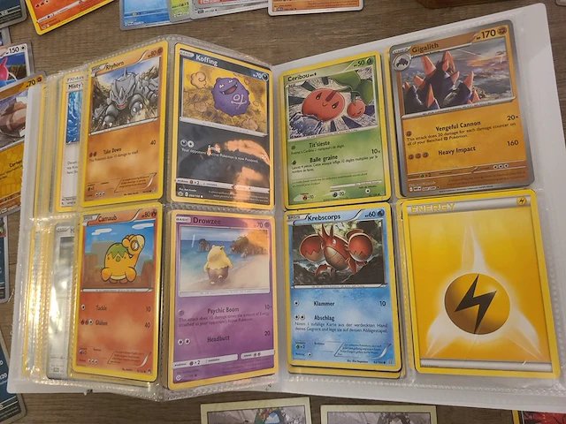 Pokémon verzameling met o.a. oude kaarten en gevulde map + accessoires - afbeelding 28 van  39
