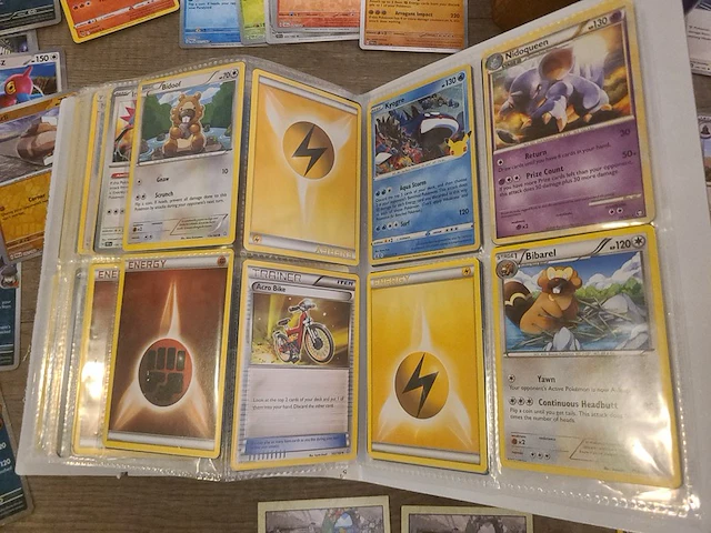 Pokémon verzameling met o.a. oude kaarten en gevulde map + accessoires - afbeelding 30 van  39