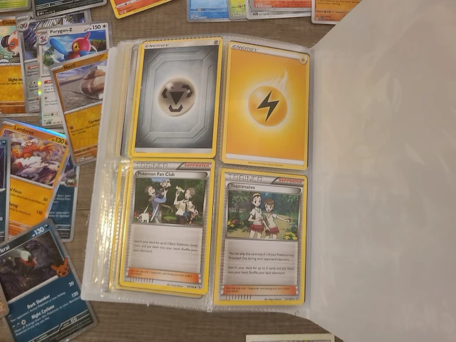 Pokémon verzameling met o.a. oude kaarten en gevulde map + accessoires - afbeelding 32 van  39