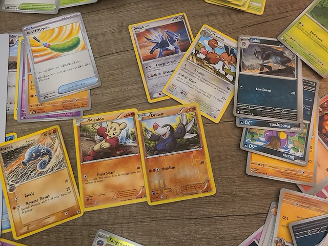 Pokémon verzameling met o.a. oude kaarten en gevulde map + accessoires - afbeelding 23 van  39