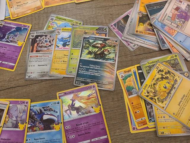 Pokémon verzameling met o.a. oude kaarten en gevulde map + accessoires - afbeelding 34 van  39