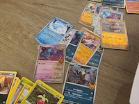 Pokémon verzameling met o.a. oude kaarten en gevulde map + accessoires - afbeelding 38 van  39