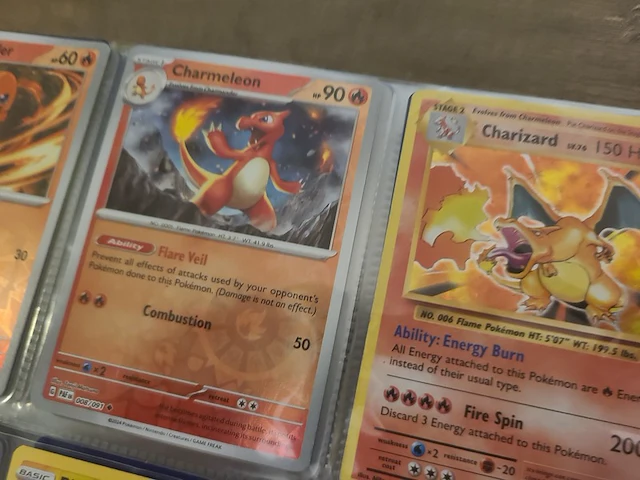 Pokémon verzameling met zeldzame charizard kaart, volle pokémon map, volle deckbox en meerdere accessoires - afbeelding 2 van  21