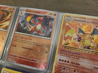 Pokémon verzameling met zeldzame charizard kaart, volle pokémon map, volle deckbox en meerdere accessoires - afbeelding 2 van  21