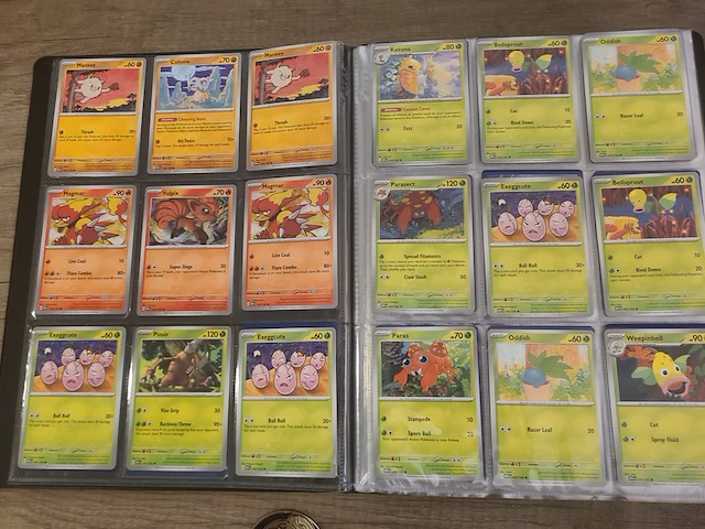 Pokémon verzameling met zeldzame charizard kaart, volle pokémon map, volle deckbox en meerdere accessoires - afbeelding 3 van  21