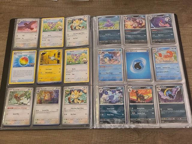 Pokémon verzameling met zeldzame charizard kaart, volle pokémon map, volle deckbox en meerdere accessoires - afbeelding 4 van  21