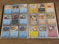 Pokémon verzameling met zeldzame charizard kaart, volle pokémon map, volle deckbox en meerdere accessoires - afbeelding 6 van  21