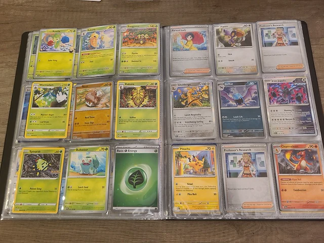 Pokémon verzameling met zeldzame charizard kaart, volle pokémon map, volle deckbox en meerdere accessoires - afbeelding 8 van  21