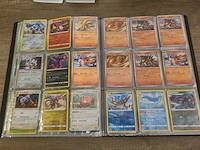 Pokémon verzameling met zeldzame charizard kaart, volle pokémon map, volle deckbox en meerdere accessoires - afbeelding 9 van  21