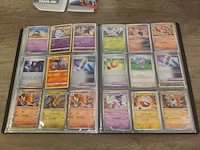 Pokémon verzameling met zeldzame charizard kaart, volle pokémon map, volle deckbox en meerdere accessoires - afbeelding 10 van  21