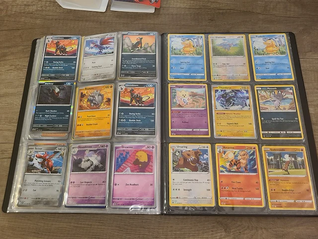 Pokémon verzameling met zeldzame charizard kaart, volle pokémon map, volle deckbox en meerdere accessoires - afbeelding 11 van  21