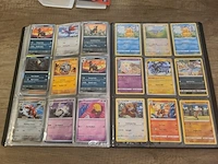 Pokémon verzameling met zeldzame charizard kaart, volle pokémon map, volle deckbox en meerdere accessoires - afbeelding 11 van  21