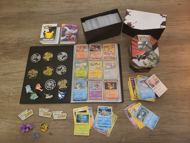 Pokémon verzameling met zeldzame charizard kaart, volle pokémon map, volle deckbox en meerdere accessoires - afbeelding 1 van  21