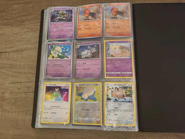 Pokémon verzameling met zeldzame charizard kaart, volle pokémon map, volle deckbox en meerdere accessoires - afbeelding 13 van  21