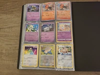 Pokémon verzameling met zeldzame charizard kaart, volle pokémon map, volle deckbox en meerdere accessoires - afbeelding 13 van  21