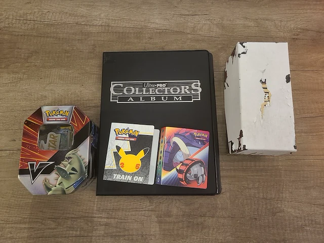 Pokémon verzameling met zeldzame charizard kaart, volle pokémon map, volle deckbox en meerdere accessoires - afbeelding 14 van  21