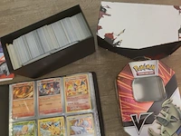 Pokémon verzameling met zeldzame charizard kaart, volle pokémon map, volle deckbox en meerdere accessoires - afbeelding 12 van  21