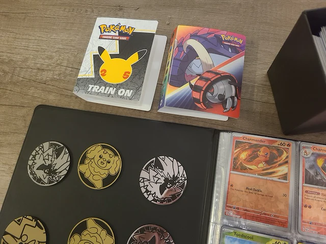 Pokémon verzameling met zeldzame charizard kaart, volle pokémon map, volle deckbox en meerdere accessoires - afbeelding 15 van  21