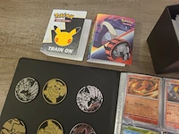 Pokémon verzameling met zeldzame charizard kaart, volle pokémon map, volle deckbox en meerdere accessoires - afbeelding 15 van  21