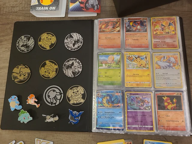 Pokémon verzameling met zeldzame charizard kaart, volle pokémon map, volle deckbox en meerdere accessoires - afbeelding 16 van  21