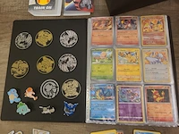 Pokémon verzameling met zeldzame charizard kaart, volle pokémon map, volle deckbox en meerdere accessoires - afbeelding 16 van  21