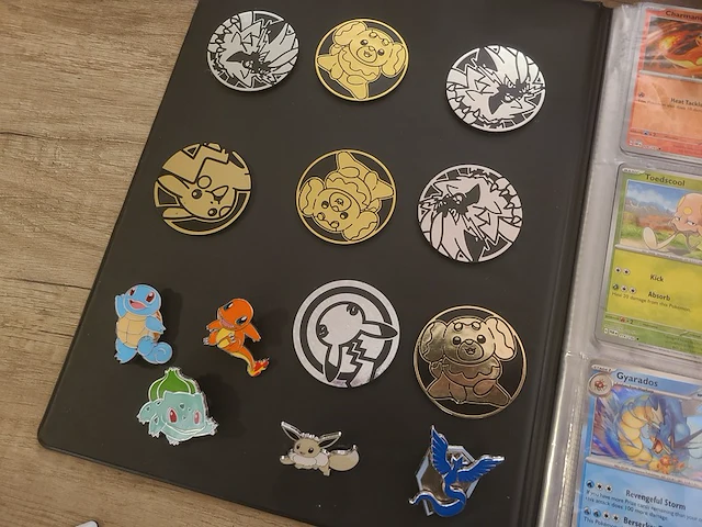 Pokémon verzameling met zeldzame charizard kaart, volle pokémon map, volle deckbox en meerdere accessoires - afbeelding 17 van  21