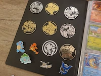 Pokémon verzameling met zeldzame charizard kaart, volle pokémon map, volle deckbox en meerdere accessoires - afbeelding 17 van  21