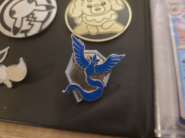 Pokémon verzameling met zeldzame charizard kaart, volle pokémon map, volle deckbox en meerdere accessoires - afbeelding 18 van  21