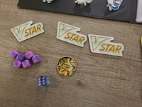 Pokémon verzameling met zeldzame charizard kaart, volle pokémon map, volle deckbox en meerdere accessoires - afbeelding 19 van  21
