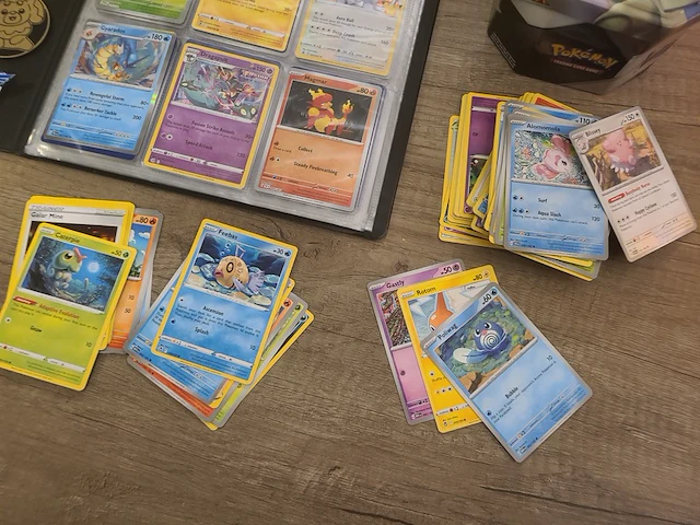 Pokémon verzameling met zeldzame charizard kaart, volle pokémon map, volle deckbox en meerdere accessoires - afbeelding 20 van  21