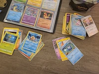 Pokémon verzameling met zeldzame charizard kaart, volle pokémon map, volle deckbox en meerdere accessoires - afbeelding 20 van  21