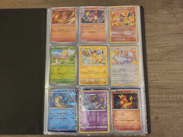 Pokémon verzameling met zeldzame charizard kaart, volle pokémon map, volle deckbox en meerdere accessoires - afbeelding 21 van  21