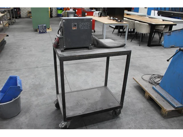 Polijstmachine grit gxe op werktafel. - afbeelding 1 van  3