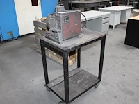 Polijstmachine grit gxe op werktafel. - afbeelding 1 van  3