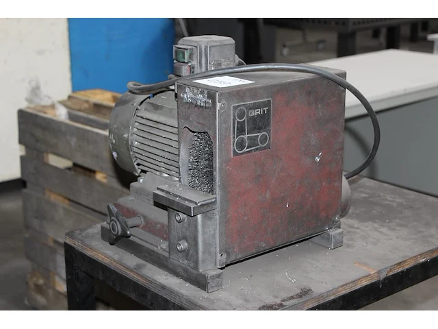 Polijstmachine grit gxe op werktafel. - afbeelding 2 van  3