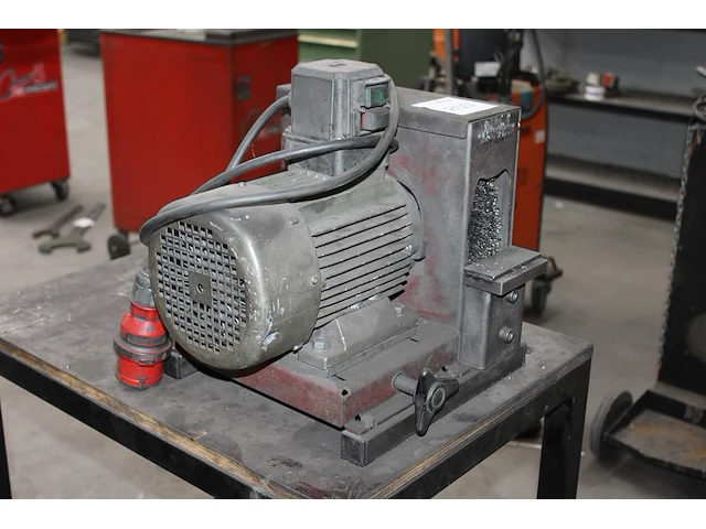 Polijstmachine grit gxe op werktafel. - afbeelding 3 van  3