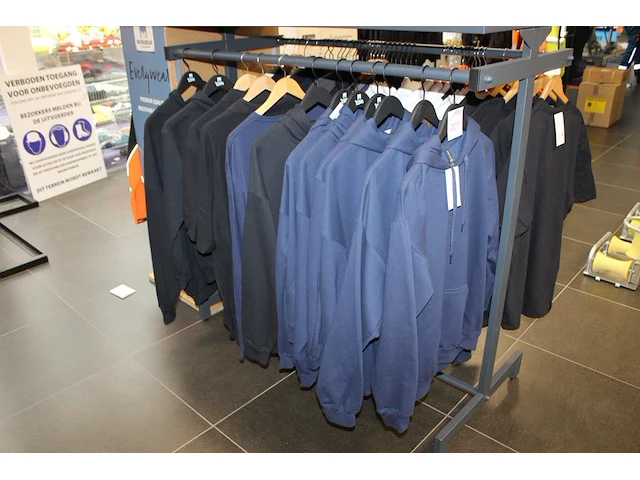 Polo's, truien, hoodies en t-shirts aan rek ruim 60 stuks. exclusief rek - afbeelding 1 van  3