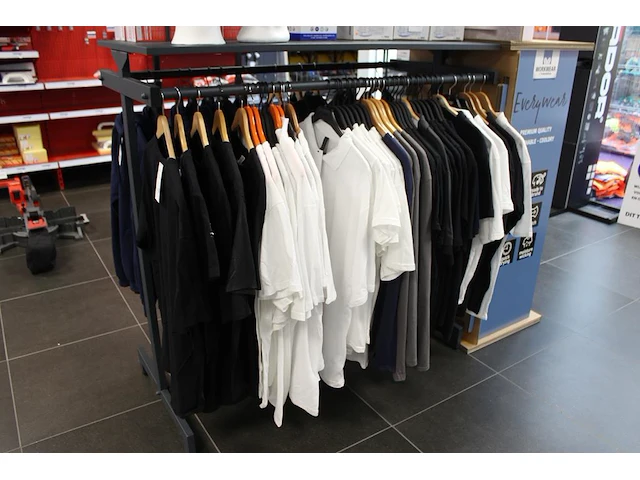 Polo's, truien, hoodies en t-shirts aan rek ruim 60 stuks. exclusief rek - afbeelding 2 van  3