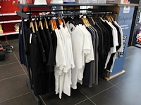 Polo's, truien, hoodies en t-shirts aan rek ruim 60 stuks. exclusief rek - afbeelding 2 van  3