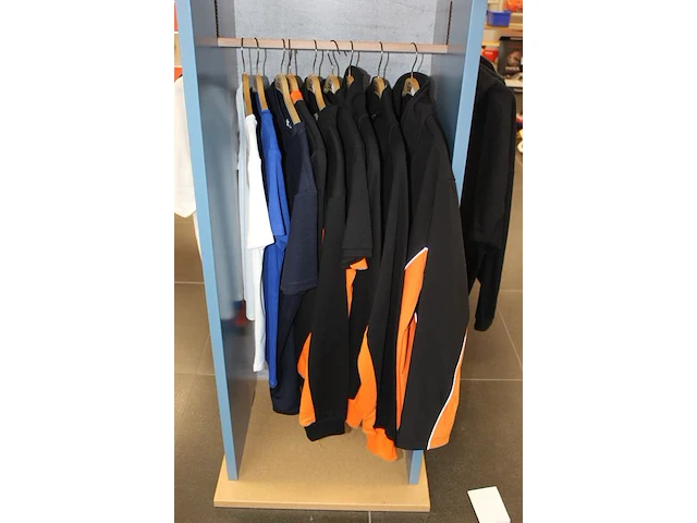 Polo's, truien, hoodies en t-shirts aan rek ruim 60 stuks. exclusief rek - afbeelding 3 van  3