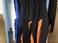 Polo's, truien, hoodies en t-shirts aan rek ruim 60 stuks. exclusief rek - afbeelding 3 van  3