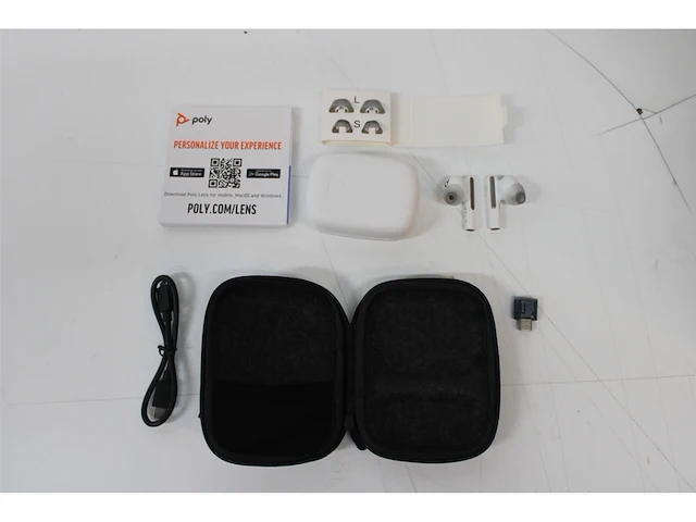 Poly voyager free 60 uc m white sand earbuds + bt700 usb c adapter + oplaadcase basis - afbeelding 4 van  4