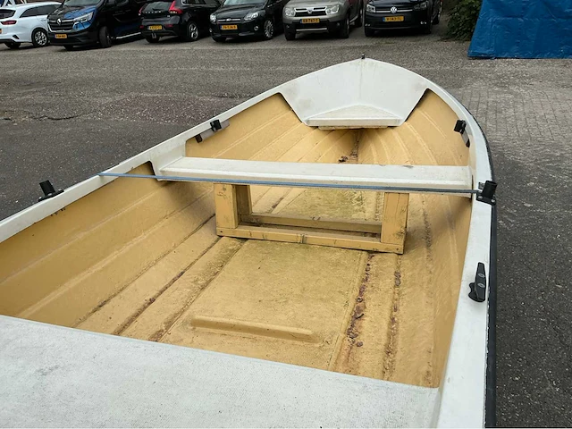 Polyesterboot met buitenboordmotor en trailer - afbeelding 4 van  23