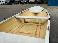 Polyesterboot met buitenboordmotor en trailer - afbeelding 4 van  23